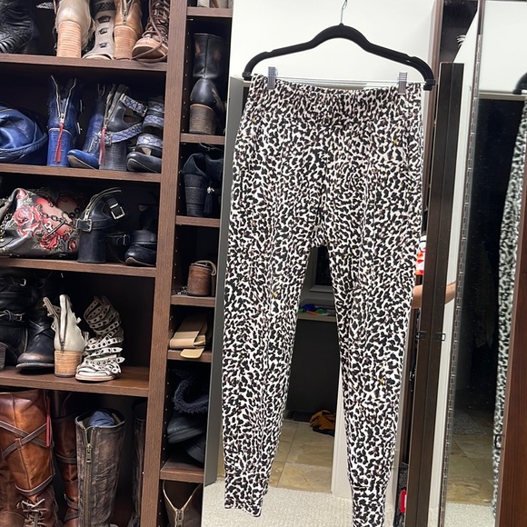 CAbi Pivot Joggers - Picture 4 of 10